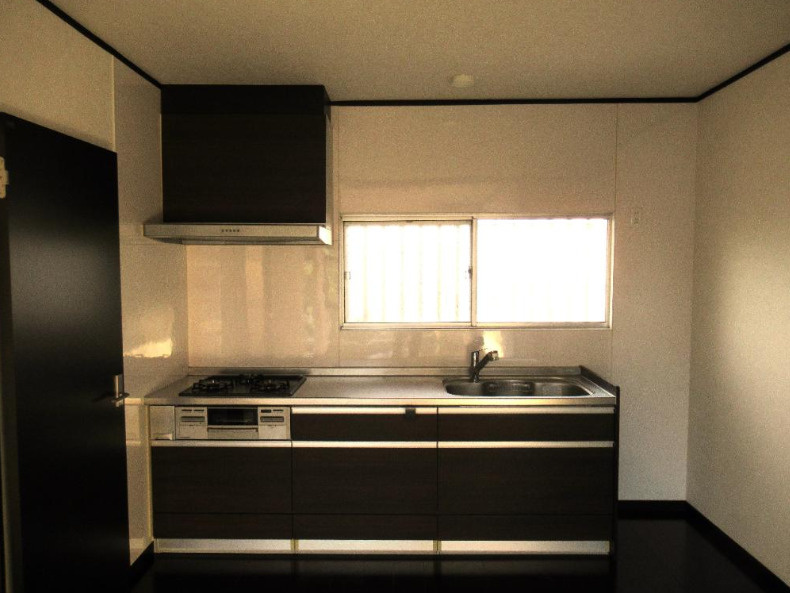 草加市瀬崎７丁目の住付店舗のキッチン