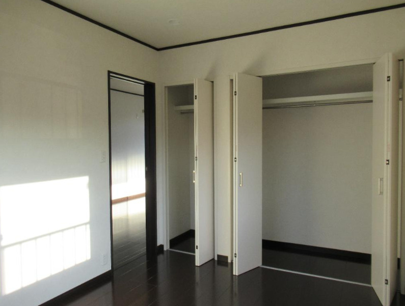 草加市瀬崎７丁目の住付店舗の収納