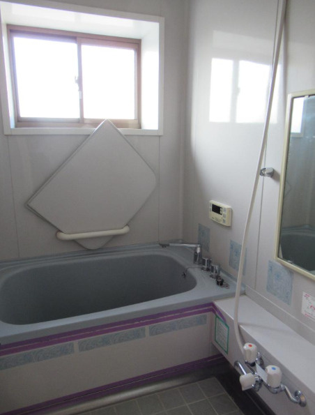 草加市瀬崎７丁目の住付店舗の浴室