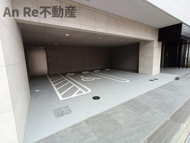 スアヴィス鳩ケ⾕の駐車場