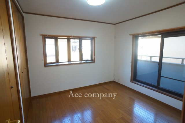 【子供部屋】 | 八尾市萱振町7丁目 | 【2階：北側の洋室6.5帖】バルコニーに面したお部屋です☆