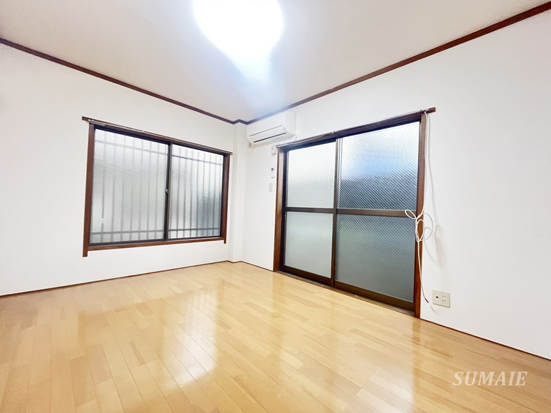 フナドハイツカマクラの居間・リビング|2面採光のお部屋です☆