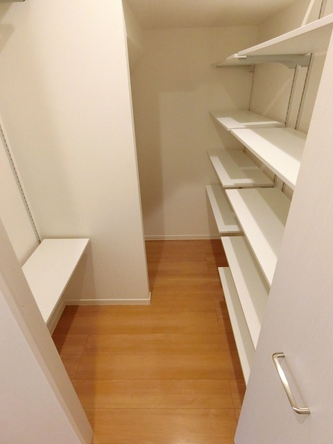 イズミ　ヒルトップ　アパートメントの収納|★広々とした階段下収納★