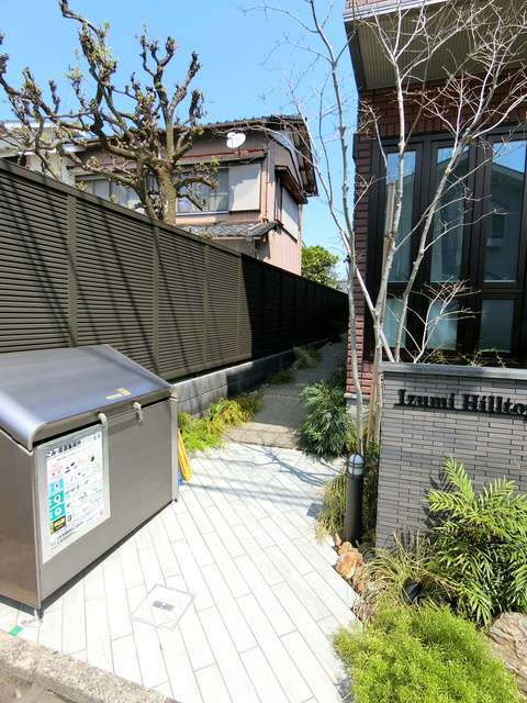 イズミ　ヒルトップ　アパートメントのエントランス