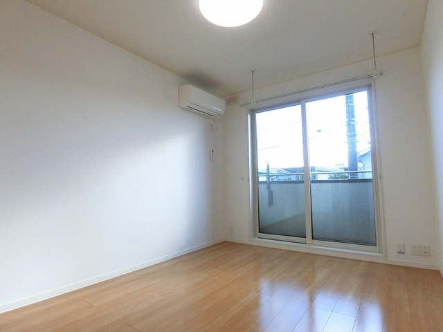 イズミ　ヒルトップ　アパートメントの居間・リビング|★10.3帖のLDK★