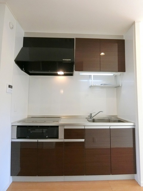 イズミ　ヒルトップ　アパートメントのキッチン|★グリル付きIH3口システムキッチン★