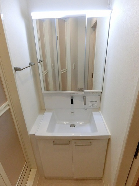 イズミ　ヒルトップ　アパートメントの洗面所|★人気の高い3面鏡タイプの独立洗面台★