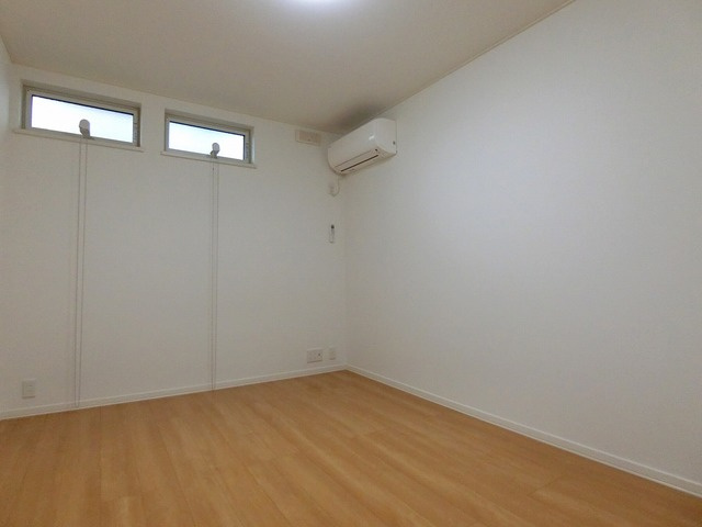 イズミ　ヒルトップ　アパートメントの寝室|★6帖の洋室★