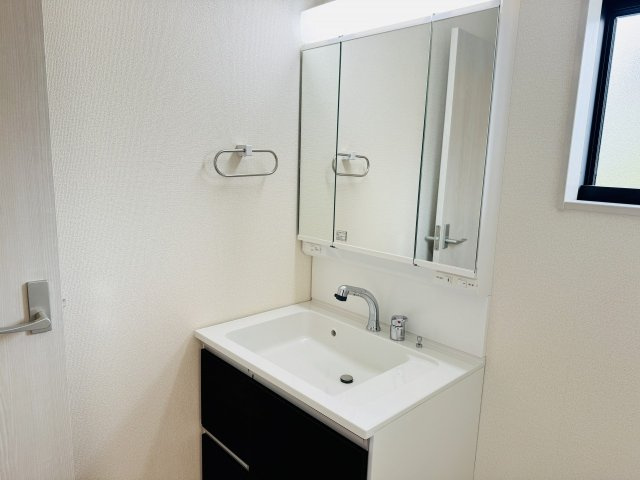 八王子市　丸山町　新築一戸建て　２期の独立洗面台|～３面鏡付きの独立洗面台　細々している物をスッキリ収納出来ます～