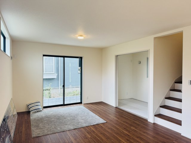 八王子市　丸山町　新築一戸建て　２期の居間・リビング|～18.0帖の明るく開放感のあるLDK、家族団欒の時間をお過ごしいただけます～