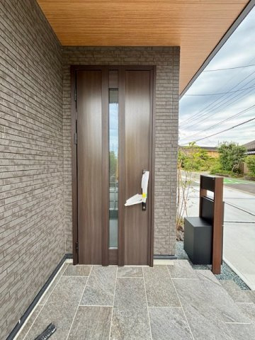 筑後市西牟田　8号地の玄関|木目調のドアは人気です♪