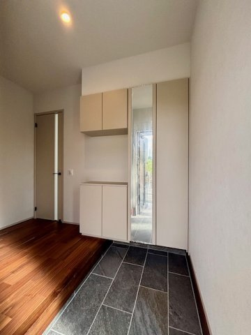 筑後市西牟田　8号地の玄関|明るさも自慢の玄関ホール。室内が見えないように設計されています。