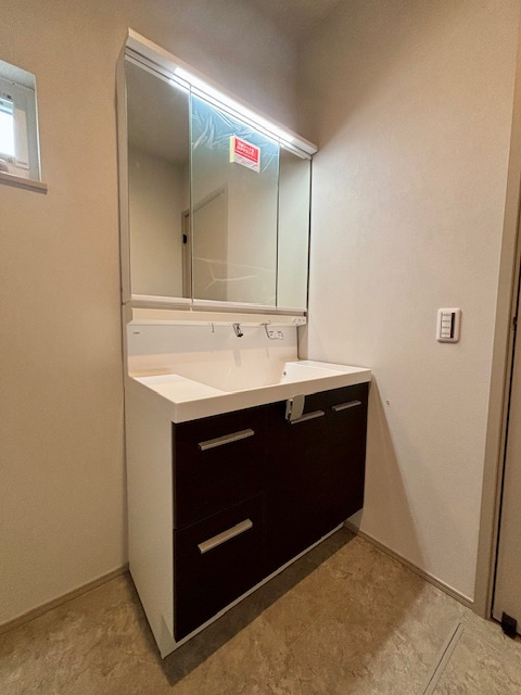 筑後市西牟田　8号地の独立洗面台|明るい洗面台は毎朝の歯磨きも快適にできますね♪