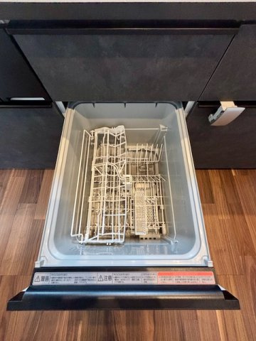 筑後市西牟田　8号地のキッチン|システムキッチンにビルトインされた食洗機。家事を強力にサポートするだけでなく、節水にも貢献します。