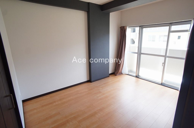 【寝室】 | 長吉コーポ2号棟 | 【洋室6帖】バルコニーに面したお部屋です☆