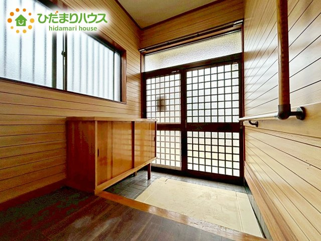 【玄関】 | 小美玉市堅倉　中古戸建 | 玄関がひろいので親子で並んで仲良く靴が履けますね(^^)/