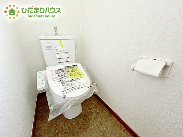 【トイレ】 | 小美玉市堅倉　中古戸建 | ウォシュレット標準装備。自動洗浄で流し忘れの心配も御座いません。清潔感にあふれた空間と機能的な洗浄装置。毎日何度も使う場所だから快適に。便利に。