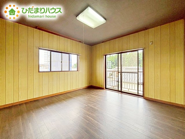 【寝室】 | 小美玉市堅倉　中古戸建 | 2面採光を確保した明るい室内は、風通しも良く、大変居心地の良い空間となっております。