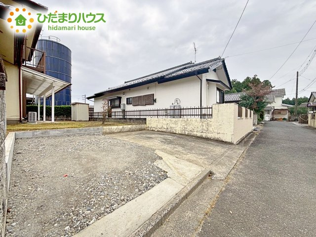 【駐車場】 | 小美玉市堅倉　中古戸建 | カースペース２台ＯＫ！前面道路も幅が広いため車庫入れも安心です(^^)/