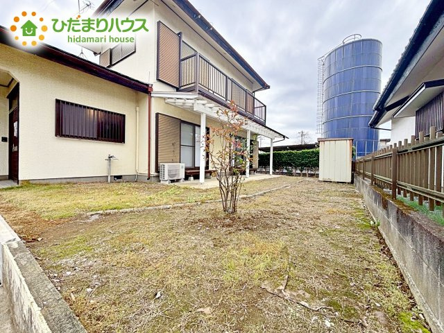 【庭】 | 小美玉市堅倉　中古戸建 | 日当たりの良い広い庭。友人や親せきが集まってＢＢＱをしたり、ペットと遊んだり。
一戸建てならではの楽しさが広がります(*^-^*)