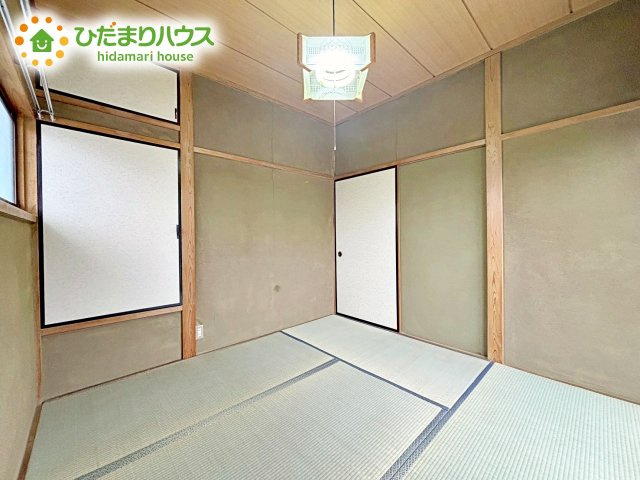 【和室】 | 小美玉市堅倉　中古戸建 | 明るい日差しが降り注ぐお部屋に、居心地の良さを感じさせるコーディネート。家具やカーテンでお気に入りのお部屋に♪