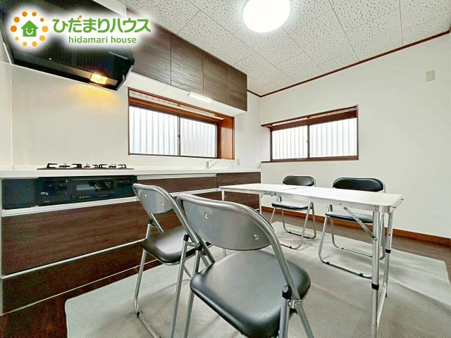 【居間・リビング】 | 小美玉市堅倉　中古戸建 | 家族だんらんを育む開放感あふれるダイニング