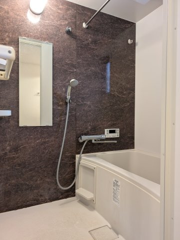 ロクラス博多の浴室