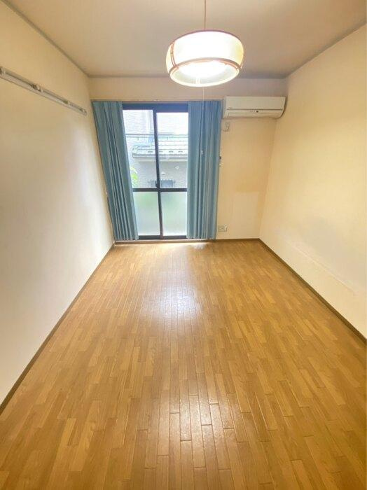 フローラルハイツの居間・リビング|6帖の洋室は明るくてGOOD◆