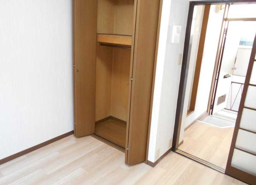 長谷見アパート　最上階　バス停至近　陽当たり良好の収納