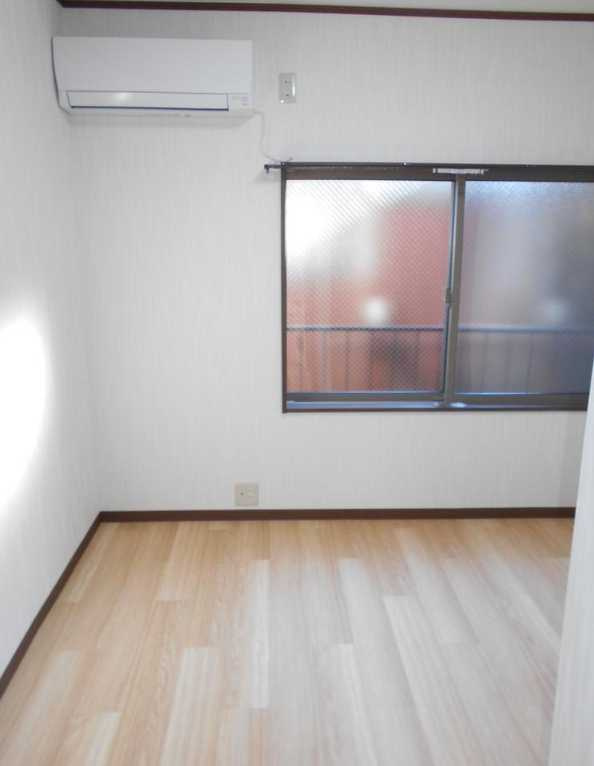 長谷見アパート　最上階　バス停至近　陽当たり良好の居間・リビング