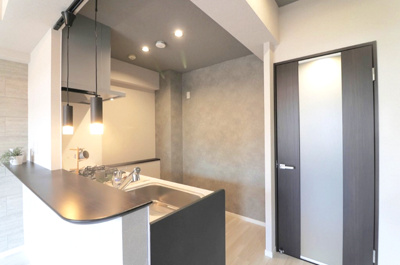 【キッチン】 | キングスクエア北大阪パークフェリスⅡ番館 | キッチンにはカウンター付き！お料理の配膳や片付けにも便利です。椅子を設置し、ティータイムも楽しめそうですね。