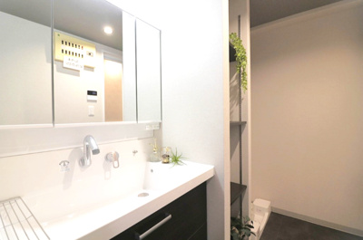 【独立洗面台】 | キングスクエア北大阪パークフェリスⅡ番館 | 鏡裏やボウル下に収納のある三面鏡付き洗面化粧台を採用。収納豊富な洗面室で、散らかりがちな空間をスッキリとお使いいただけます！