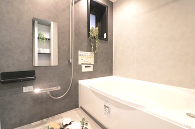 【浴室】 | キングスクエア北大阪パークフェリスⅡ番館 | 足を伸ばしてゆったりと湯船に浸かれる広々バスルーム。ご家族一緒に、癒しのバスタイムをお楽しみください！
