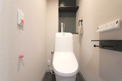 【トイレ】 | キングスクエア北大阪パークフェリスⅡ番館 | 寒い冬でも温かい便座で快適にご使用いただける温水洗浄便座付トイレ。温水で汚れを落とせるので、トイレットペーパーの節約にも！