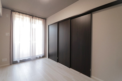 【洋室】 | キングスクエア北大阪パークフェリスⅡ番館 | 南西向きバルコニーへ出入り可能な洋室6.0帖。バルコニーに面したお部屋は、大きなお布団などもサッと干せて便利です！