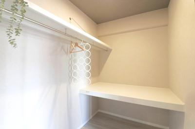 【収納】 | キングスクエア北大阪パークフェリスⅡ番館 | 洋室6.0帖のWIC。棚板やハンガーパイプ付きで、衣類と鞄などの小物類を区別OK！整理整頓しやすい収納スペースです。