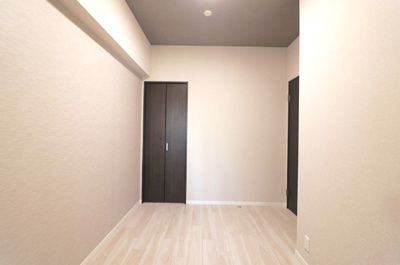 【洋室】 | キングスクエア北大阪パークフェリスⅡ番館 | 洋室5.0帖にもクローゼット付き！全居室に収納スペースを設け、居住空間を有効的にご活用いただけます。