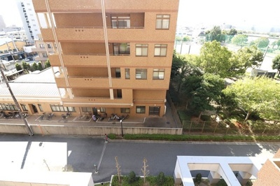 【展望】 | キングスクエア北大阪パークフェリスⅡ番館 | 14階建ての6階部分！季節の移り変わりを感じられる木々も目に入り、日々の疲れもリフレッシュできそうですね。