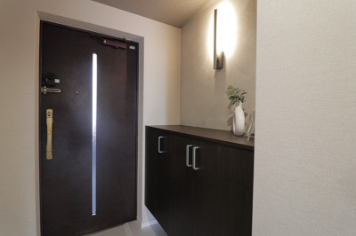 【玄関】 | キングスクエア北大阪パークフェリスⅡ番館 | 脱いだ靴をすぐに片付けられるシューズボックス付きの玄関。ドアにはスリット付きでやわらかな光が差し込みます。