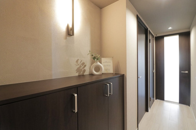【玄関】 | キングスクエア北大阪パークフェリスⅡ番館 | 玄関から各部屋へ繋がる廊下。木のぬくもりと白を基調とした清潔感のある明るい空間が毎日お出迎えしてくれます。