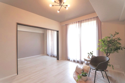 【居間・リビング】 | キングスクエア北大阪パークフェリスⅡ番館 | リビングには洋室が隣接。引き戸仕様で大きく開放が可能！2部屋が繋がり、開放感溢れる空間が実現します。