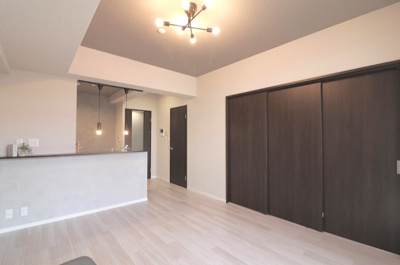 【居間・リビング】 | キングスクエア北大阪パークフェリスⅡ番館 | 木目調のフローリングが、柔らかな印象を与えてくれています。ご家族団らんのひと時をお過ごしいただけます！