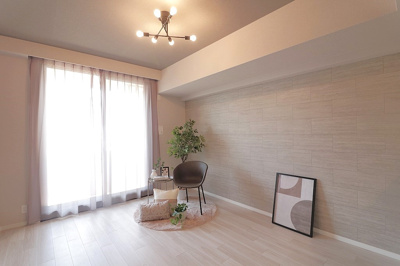 【居間・リビング】 | キングスクエア北大阪パークフェリスⅡ番館 | 南西面に大きな掃き出し窓を設置。たっぷりと採光を取り込めます！内覧・お問い合わせはお気軽にどうぞ。