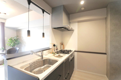 【キッチン】 | キングスクエア北大阪パークフェリスⅡ番館 | 食器を一気に丸洗いでき、節水にもなる食洗機搭載！複数品同時調理も可能な三口コンロも採用し、調理もサクサク捗ります。