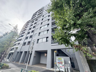 【外観】 | 私たち不動産業スタッフは、よく「いい面構えの建物です」「雰囲気ありますねえ」という言葉を使いますが、当マンションもまさにそのような姿で佇んでいます。～即日のご見学可能～　お問合せはお気軽にどうぞ。