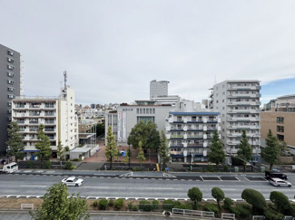 【展望】 | 眼前に広がる空の雄大さと、このお部屋の自慢の一つである「眺望」をご覧ください。毎日、この景色を独り占めできる新生活に夢が広がります。～即日のご見学可能～　お問合せはお気軽にどうぞ。
