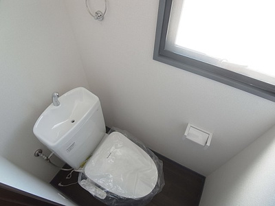 【トイレ】 | KY上沢 | 温水洗浄便座付きのトイレ、小窓も完備