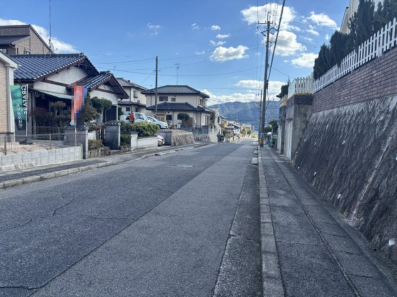 廿日市市対厳山の前面道路含む現地写真|前面道路は広く車の出し入れもスムーズ。落ち着いた住環境で安心して暮らせます。