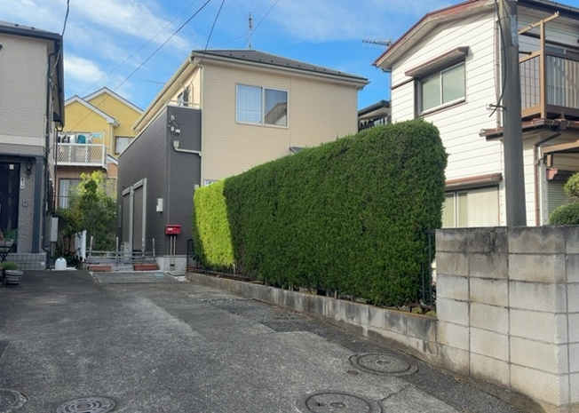 【外観】 | 現地に行くなら、物件の周囲の地形がどうなっているかを見ることも大切です。周辺より低くなっている土地では、大雨などで水が集まりやすいため、地盤が弱くなっているということも考えられるため、注意が必要です。