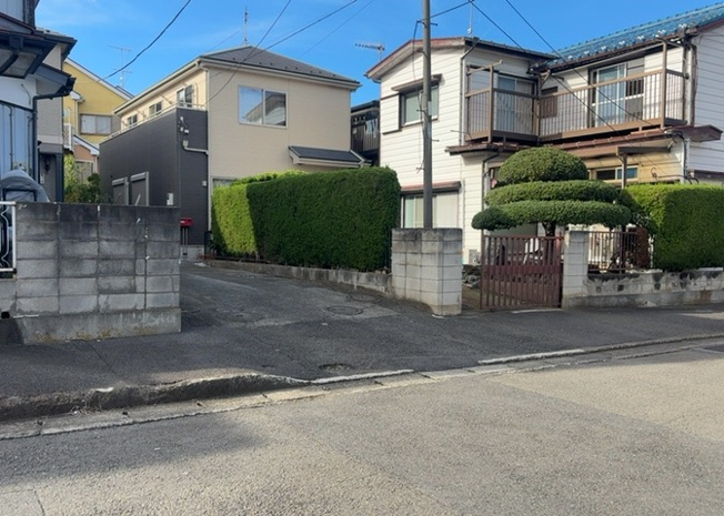 【前面道路含む現地写真】 | 住宅用の土地では前面道路に2m以上接していなければならないと法律で定められています。しかし、お持ちの車のサイズやライフスタイルなどにより、2mでは利便が悪い場合もございますので、事前に確認しましょう。